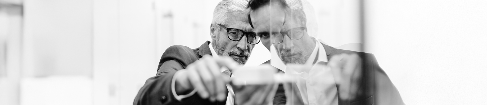 Bild 2 Männer analysieren Unterlage